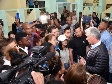 Díaz-Canel recorre zona dañada por tornado en Cuba