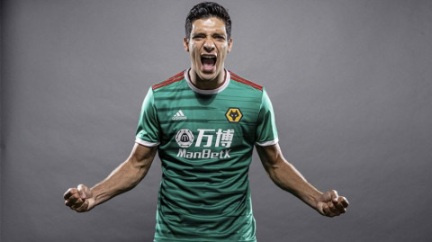 Wolverhampton presenta su nuevo uniforme 'tricolor' 