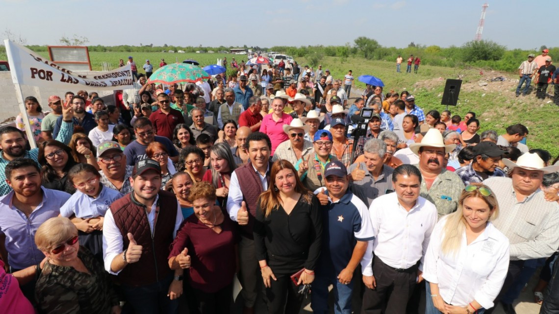 Cristaliza alcalde Mario López anhelo de familias de zona  rural; inaugura pavimentación y barda del panteón