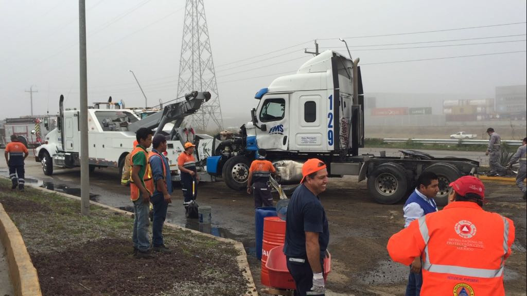 Intensa neblina genera el choque de dos trailers enAltamira