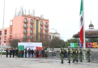 Celebran honores en conmemoración del Día de la Bandera Mexicana