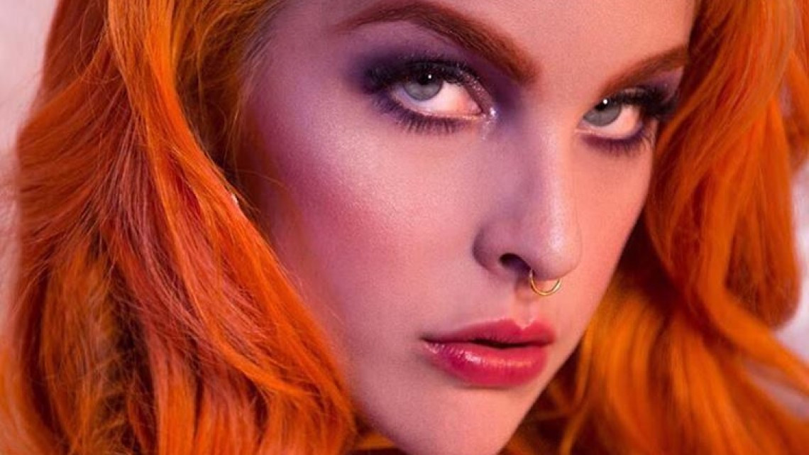 Muestra actriz porno su cuerpo tras accidente de tránsito