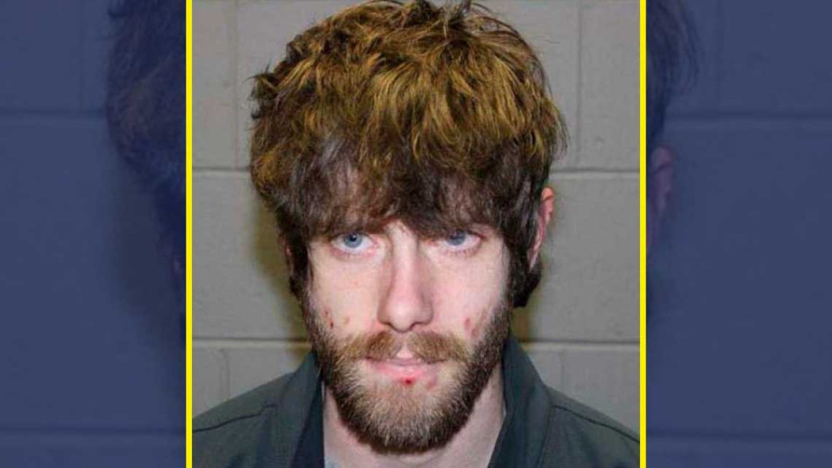 Buscan a hombre por disparar a policía y asaltar tienda