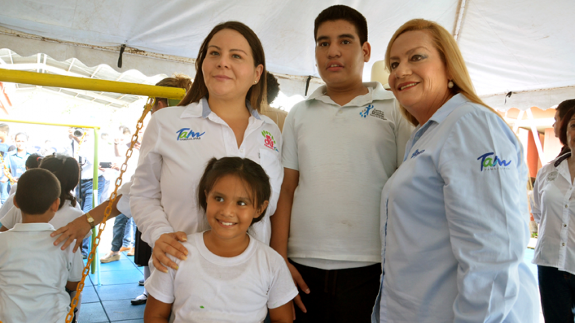 Entrega Alcaldesa área de juegos al CAM