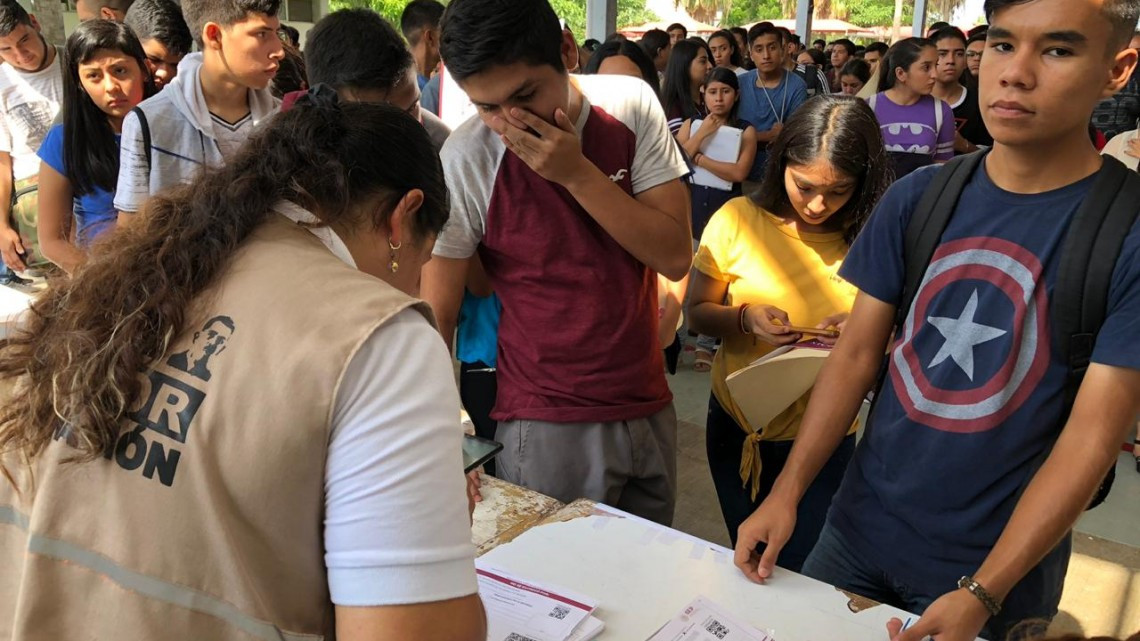 Acuden estudiantes al cobro de becas “Benito Juárez” 