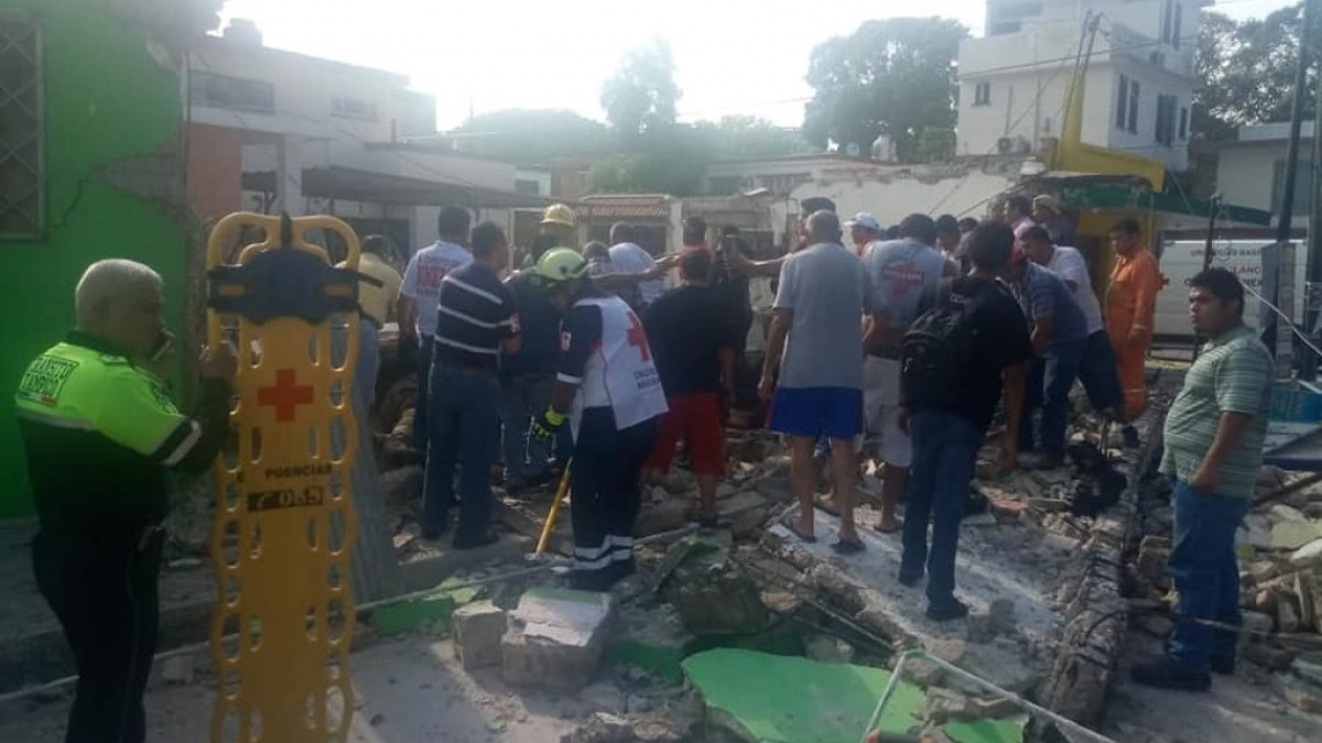 Cae loza y deja atrapados a tres personas