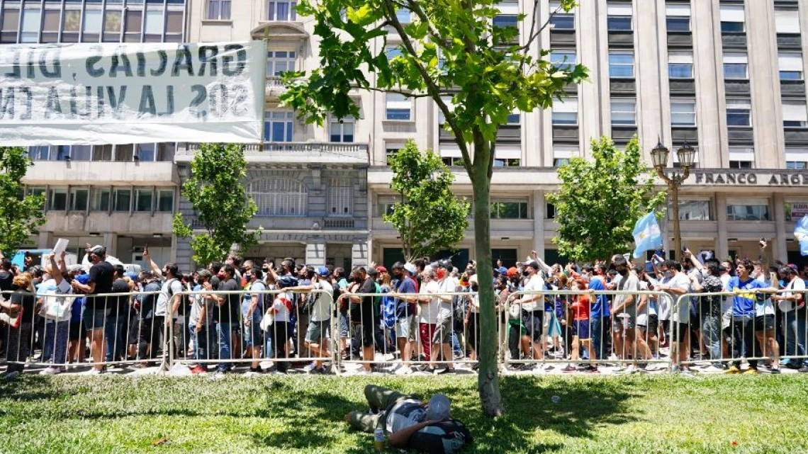 Miles de personas dan último adiós a Maradona en la Casa Rosada en Argentina