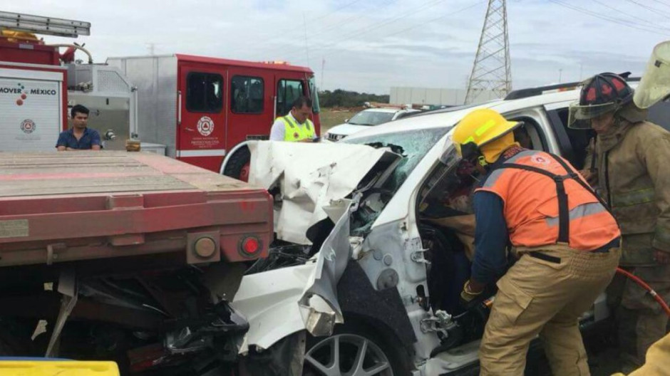 Dos personas prensadas en fuerte choque cerca del puerto