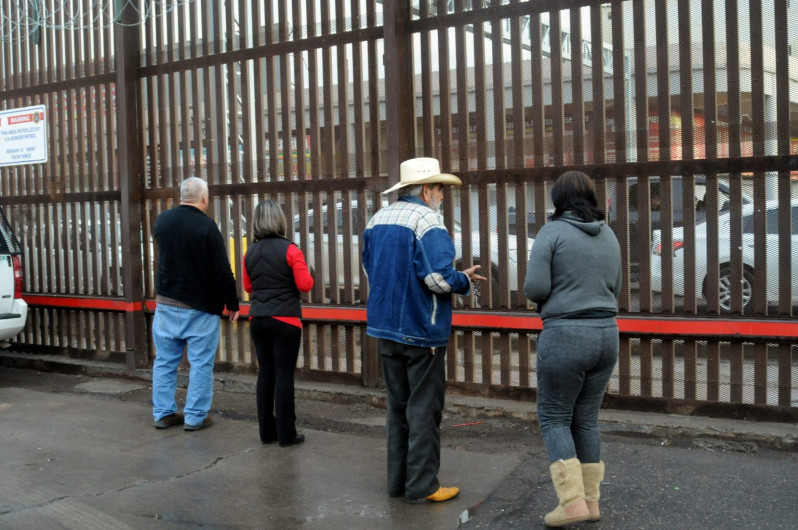Migrantes se reúnen con familiares en muro fronterizo para celebrar juntos
