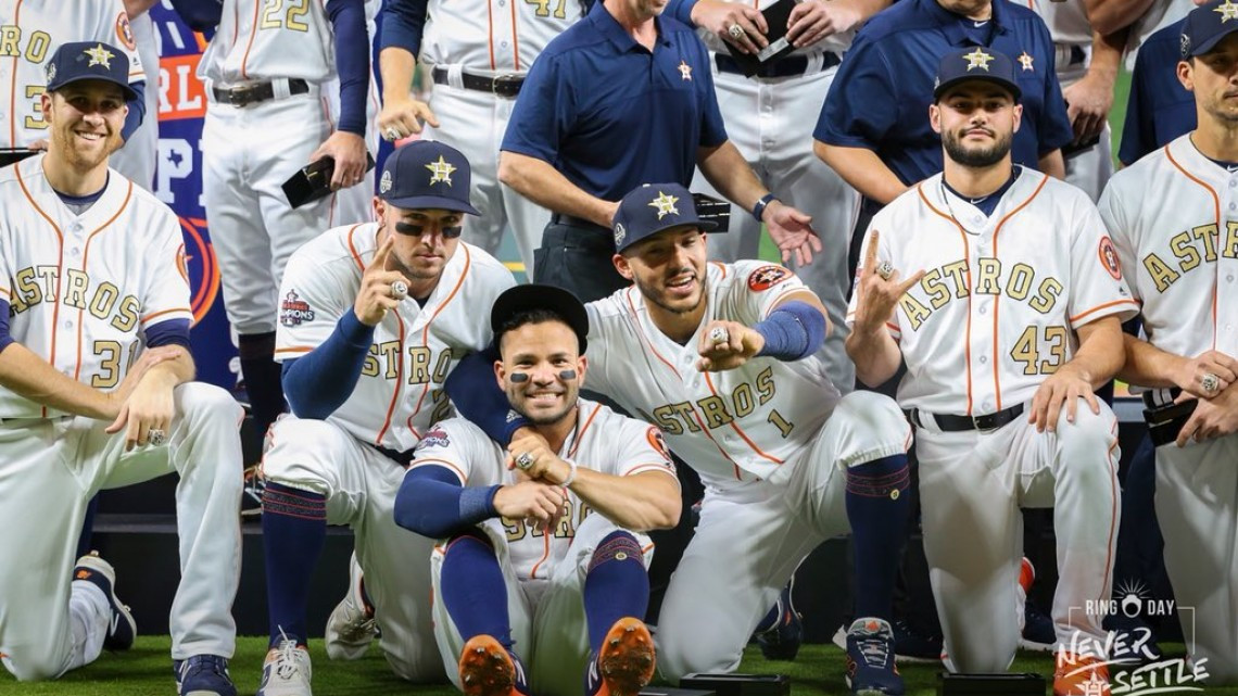 Entregan anillos de campeones a los Astros de Houston