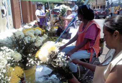 Comerciantes reportan malas ventas en panteones