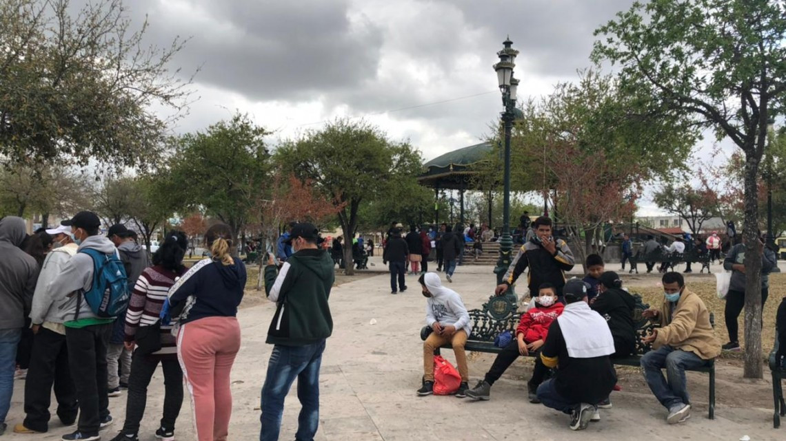 Migrantes reubican campamento en Plaza de la República 