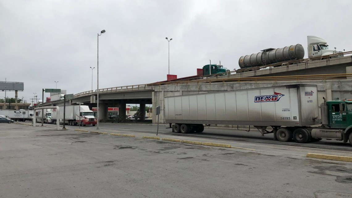 Continúan largas filas en el puente “Los Tomates”