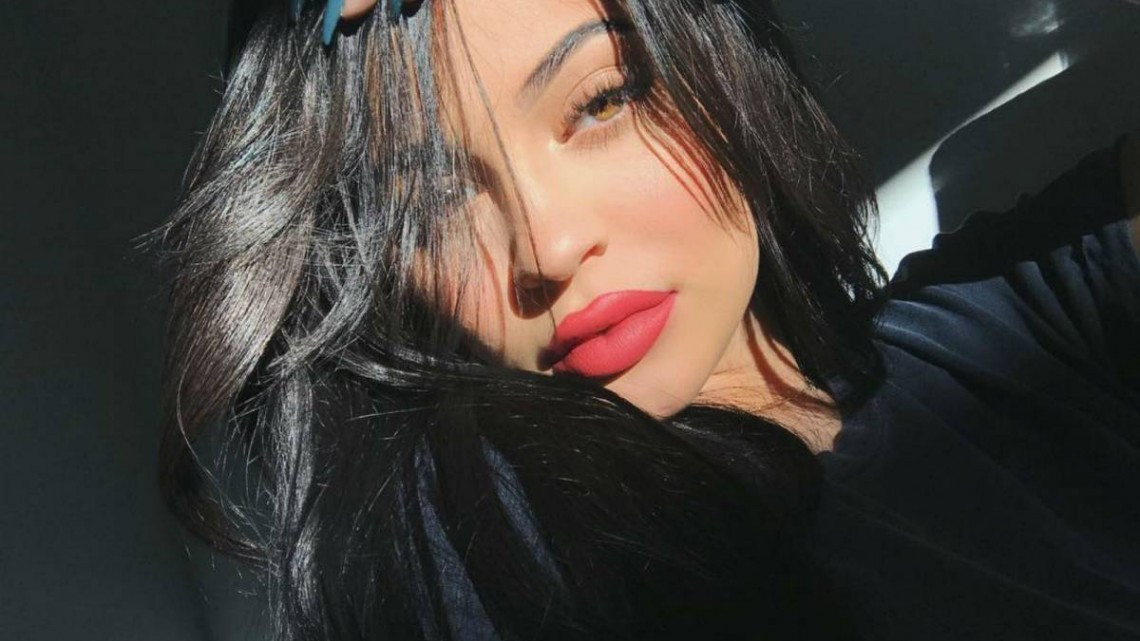 Kylie Jenner revela que su bebé se “parece” a ella de pequeña