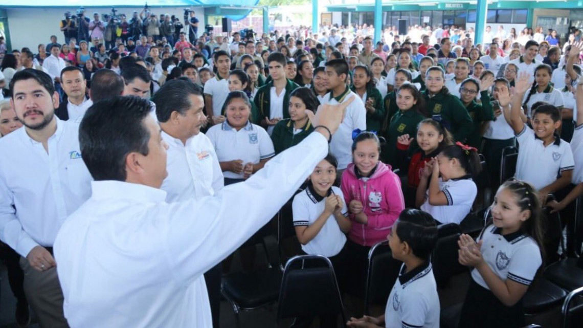 Entrega gobernador más de 96 mil becas en Tamaulipas