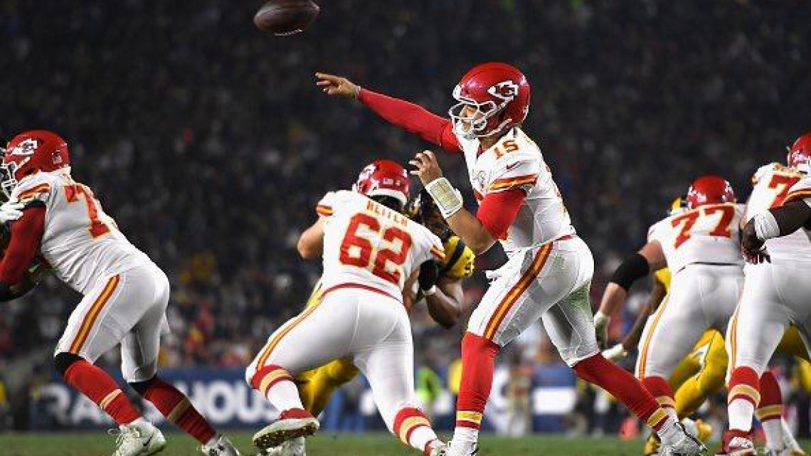 Rams vencen 54-51 a los Chiefs con récord de 105 puntos anotados