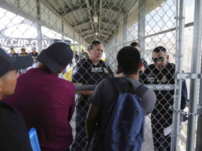 Migrante mexicano muere en custodia de EU por problemas cardíacos