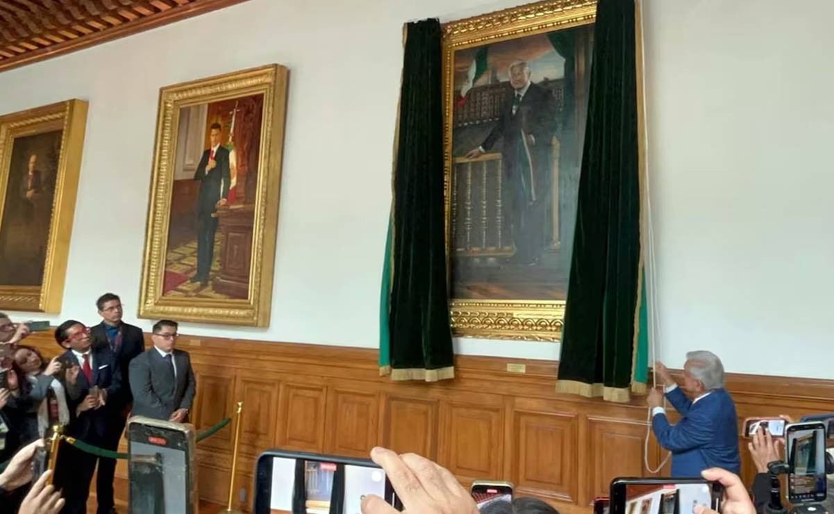 Devela AMLO su retrato oficial como presidente; estará en Palacio Nacional