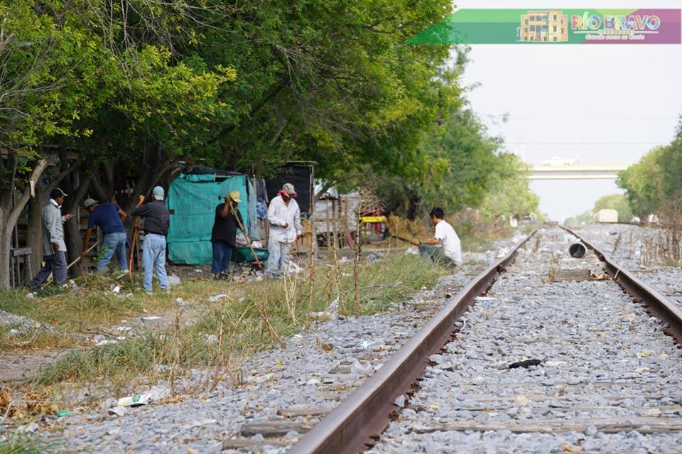 Realizan trabajos de limpieza a orillas de la vía del ferrocarril