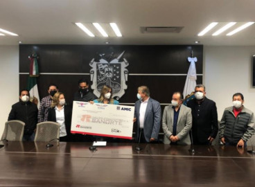 Donan AMIC y CMIC más de 800 mil pesos para becas