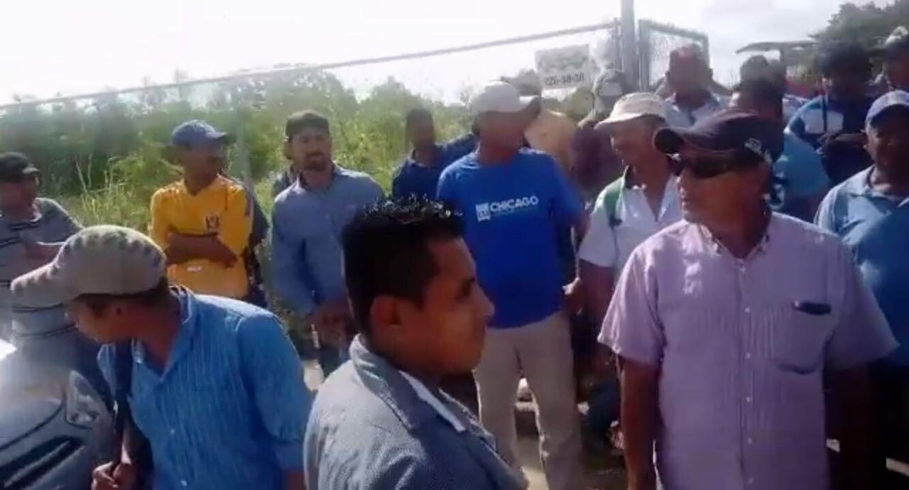 Albañiles paran labores en escuela exigen pago a constructora