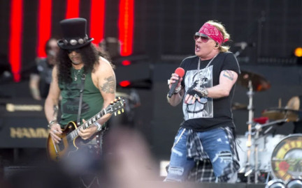 Axl Rose pierde la calma y lanza su micrófono al baterista durante concierto en Buenos Aires