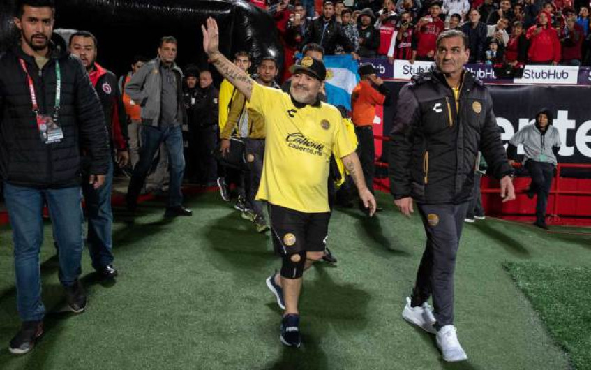 Maradona levanta la mano para dirigir al Tri