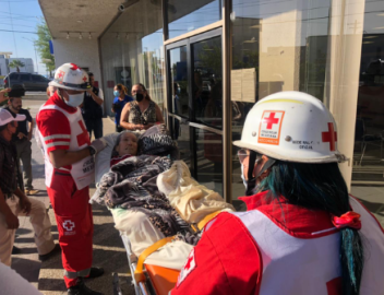 En camilla pide renovación de su tarjeta de pensión