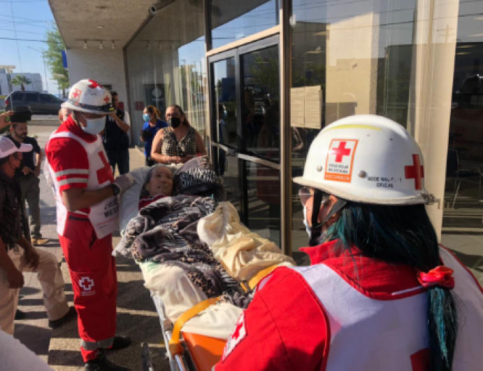 En camilla pide renovación de su tarjeta de pensión