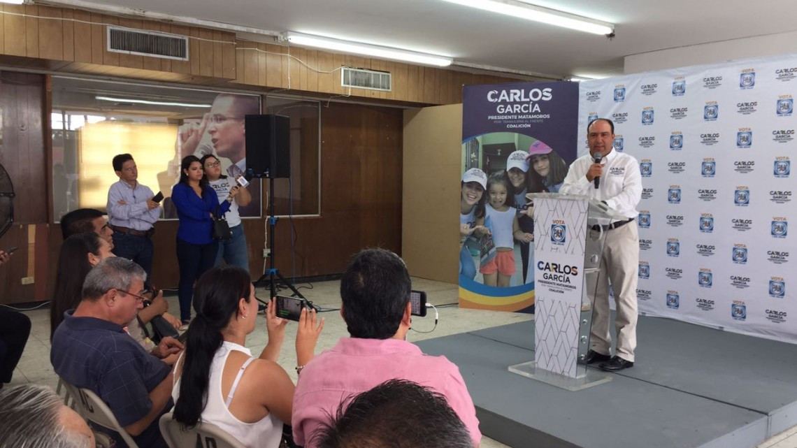 Propone Carlos García pavimentar calles con concreto hidráulico