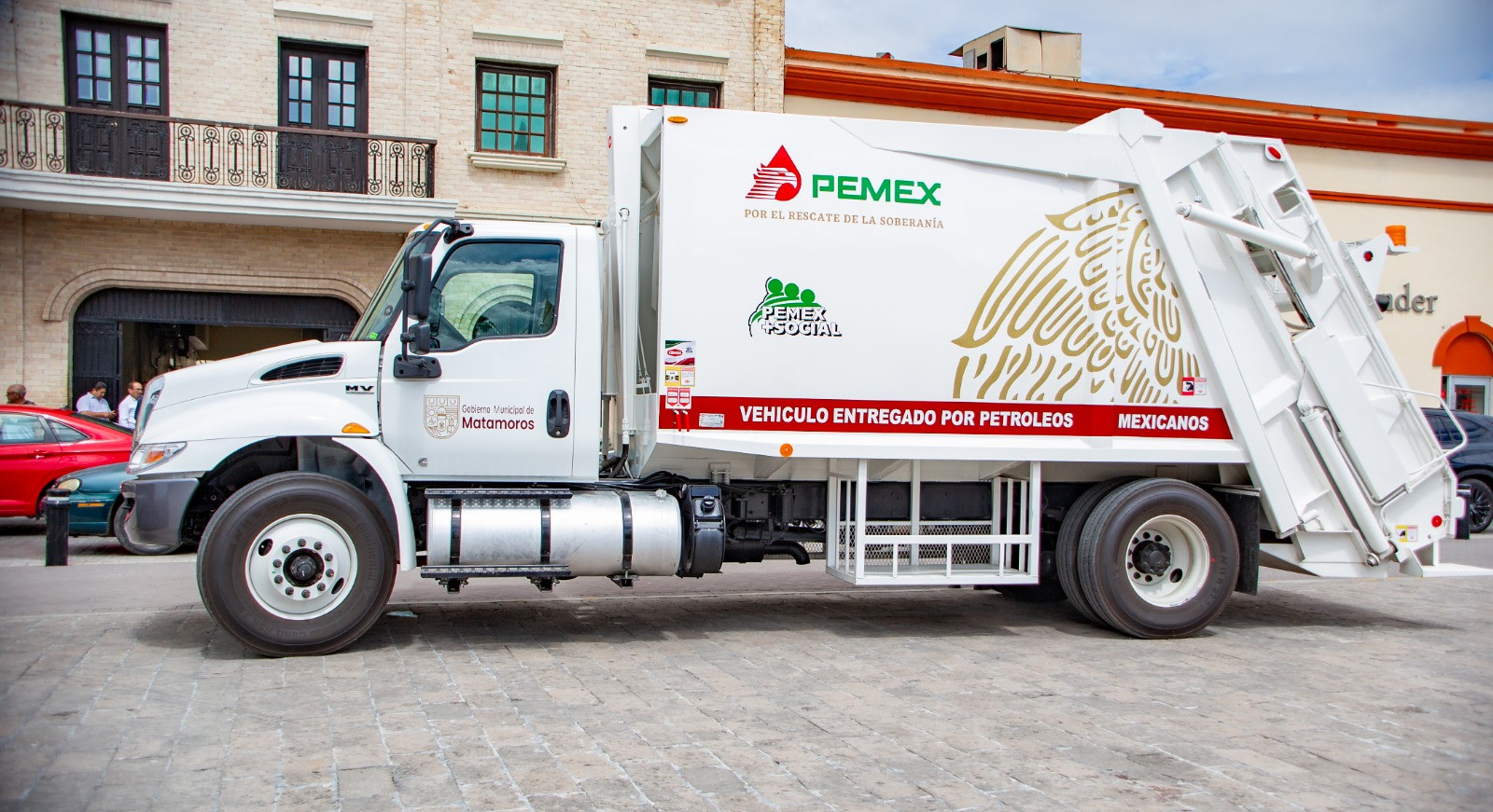 Entrega Alcalde Mario López ambulancia al DIF y compactador a Limpieza; equipo donado por PEMEX