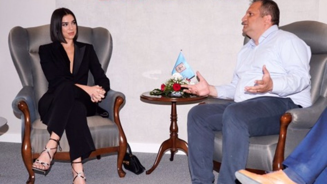Dua Lipa recibe la llave de su ciudad, Pristina en Kosovo