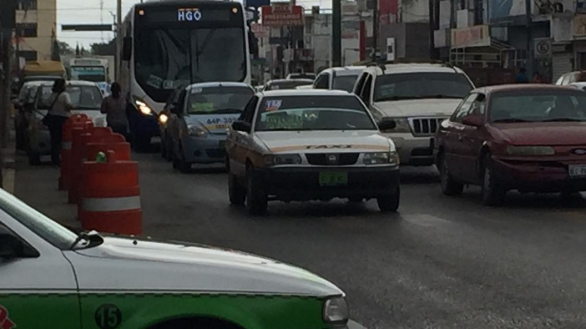 Distribuyen gratuitamente ejemplares del reglamento de tránsito y vialidad