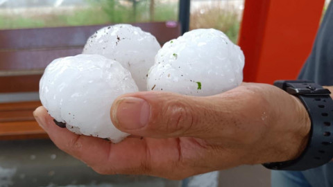 Bebé muere tras ser golpeada por bola de granizo en España