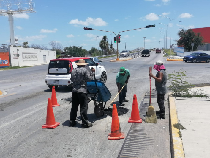 Rehabilitando calles con 40 toneladas de asfalto en colonias de Reynosa 
