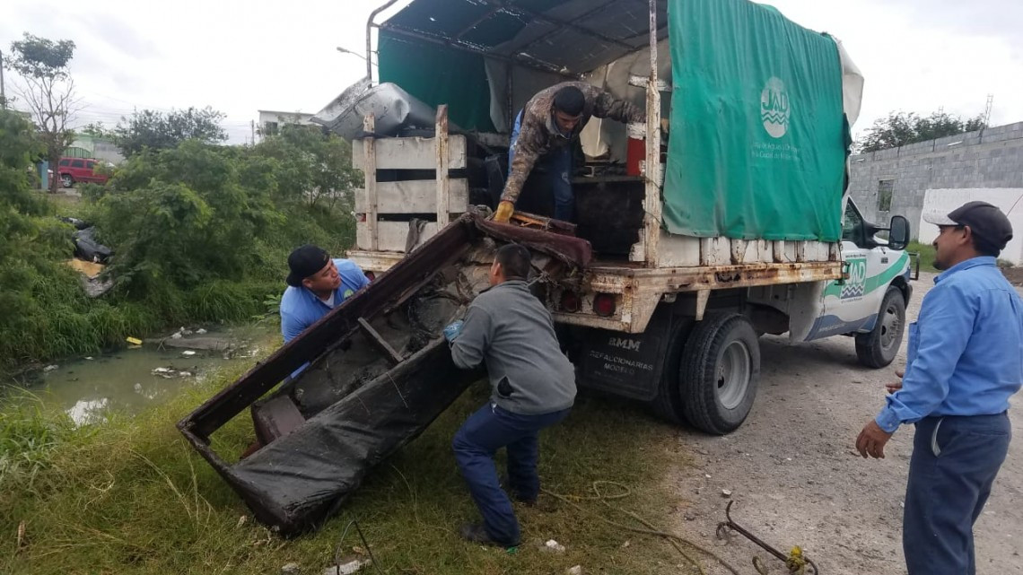 Levantan toneladas de basura de los drenes hidráulicos en Matamoros