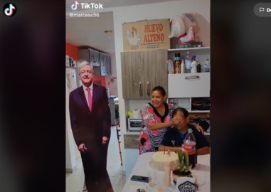 Se viraliza mujer que regala un AMLO de tamaño real a su marido 