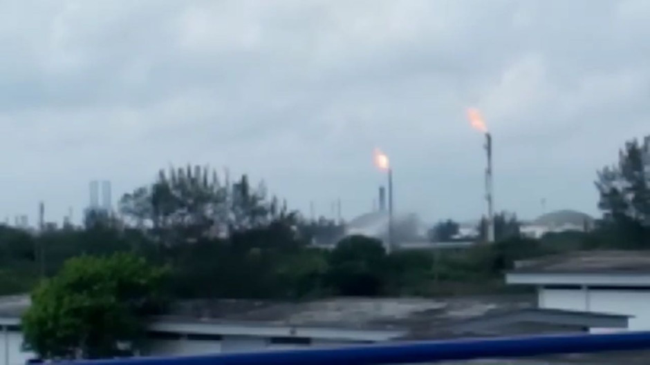 Registran flamazos en planta procesadora de gas en Pemex