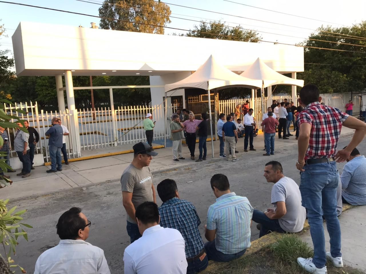 Toman maestros las oficinas de la SET