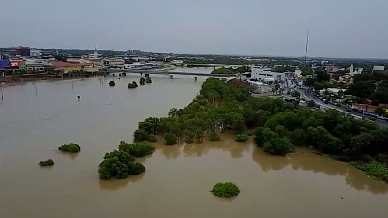 Inundado puente Juárez Lincoln