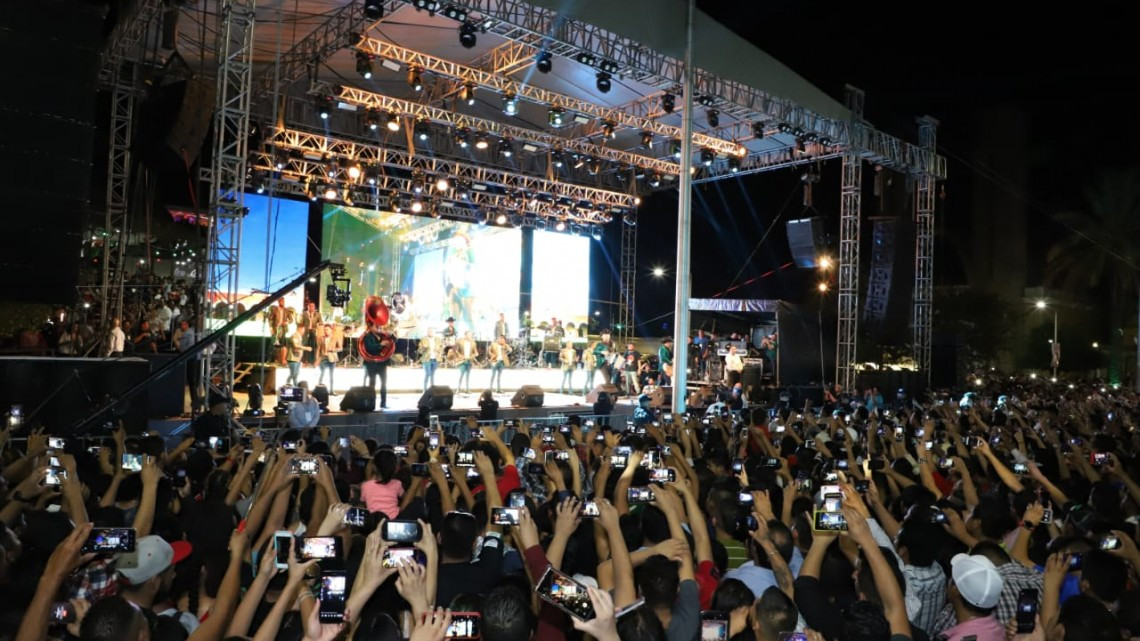 17 mil personas dan el Grito de Independencia con Maki Ortiz