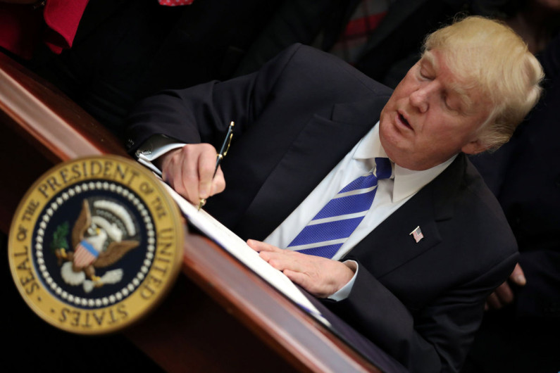 Firmará Trump orden para revertir políticas medioambientales de Obama