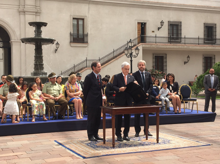 Firma Chile proyecto de ley para proteger a policías