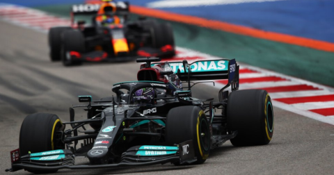 Hamilton gana increíble carrera en Rusia y llega a su victoria 100