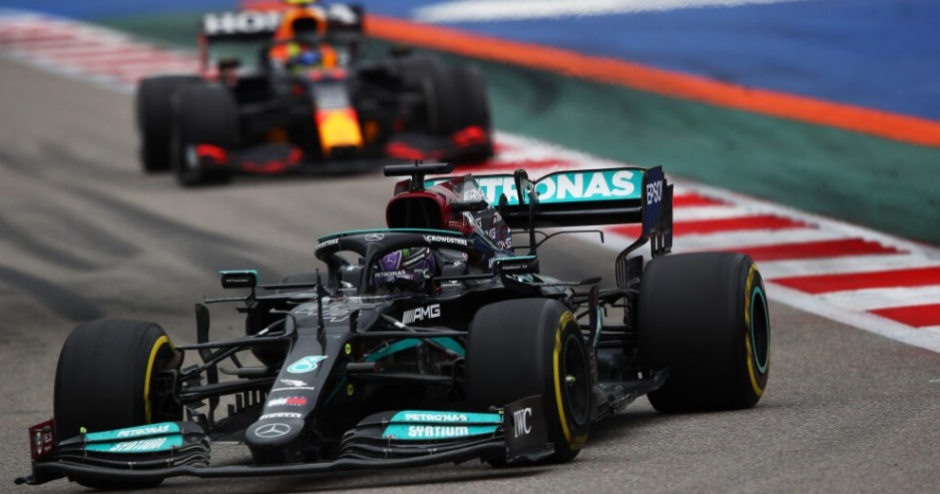 Hamilton gana increíble carrera en Rusia y llega a su victoria 100