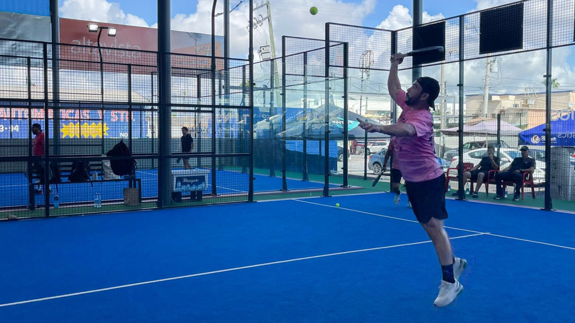 Torneo de pádel beneficia a mujeres con cáncer