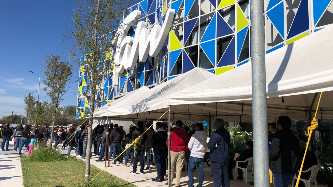 Hacen reynosenses largas filas por canje de placas
