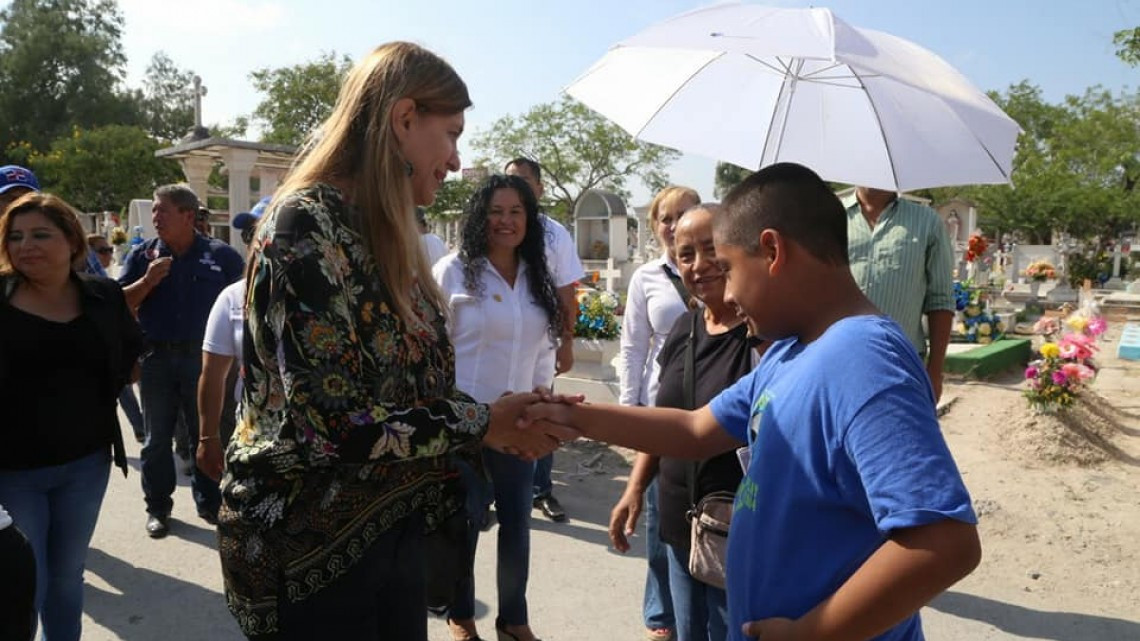 Alcaldesa realiza recorrido en cementerios