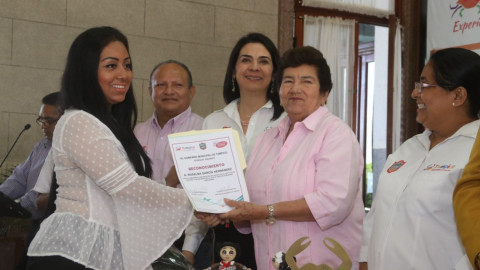 Reconocen a maestras voluntarias del Instituto de la Mujer