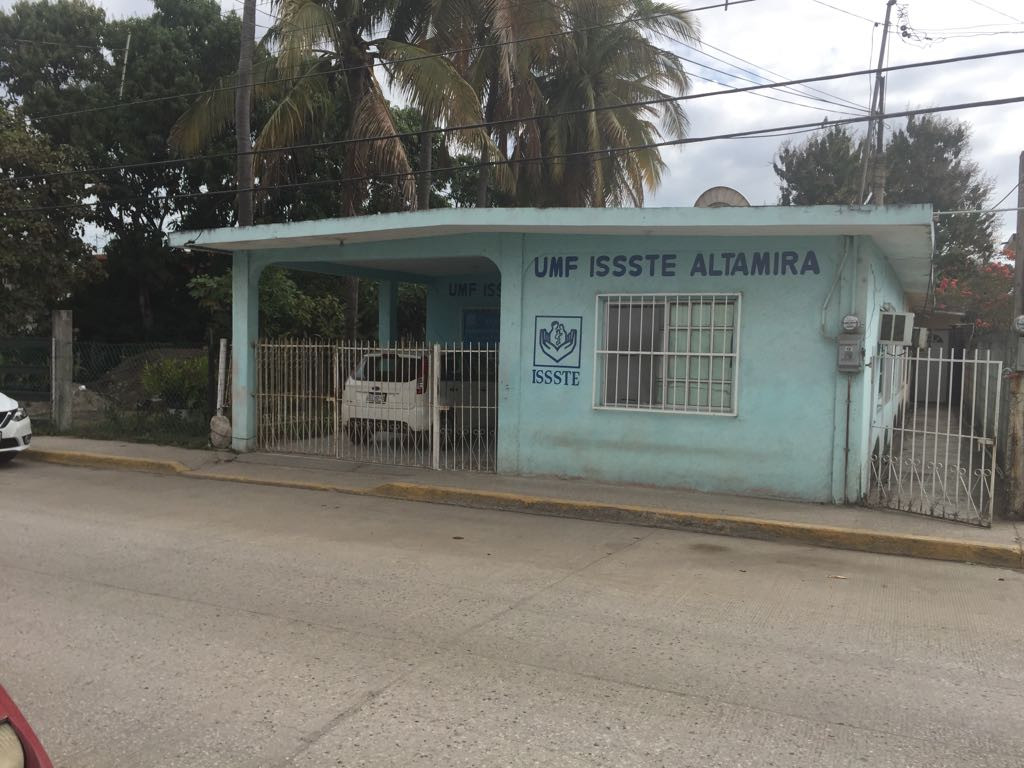 Colocan cartulinas fuera del ISSSTE, exigen mejor servicio